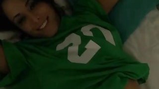 白嫩完美高中女友，美乳细腰加嫩穴，忍不住射在里面